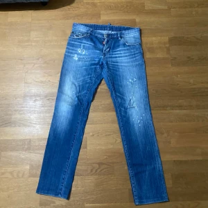 Dsquared jeans - Säljer nu ett par dsquared jeans i jätte bra skick 8/10. Kan självklart lösa fler bilder så tveka på att höra av dig vid frågor eller funderingar.