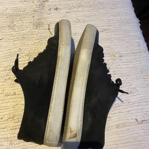 Svarta sneakers från Axel Arigato - Tja! Säljer dessa stilrena arigato skor som är i 8/10 skick inga stora deffekter, tvättar innan frakt✅ skorna är i storlek 42 men passar också 43 enkelt. skriv om ni har några andra frågor! Tar även byten!