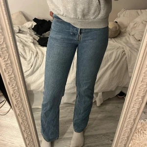 Blå Jeans  - Jätte fina blåa jeans som sitter jätte fint, lite korta för mig (172)