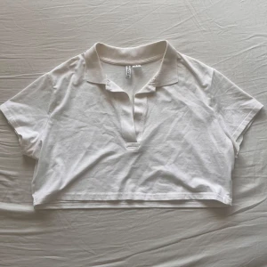 Magtröja - Använd en gång gillade inte den på mig men den är väldigt fin. Den är i XL jag är S och den är inte så stor