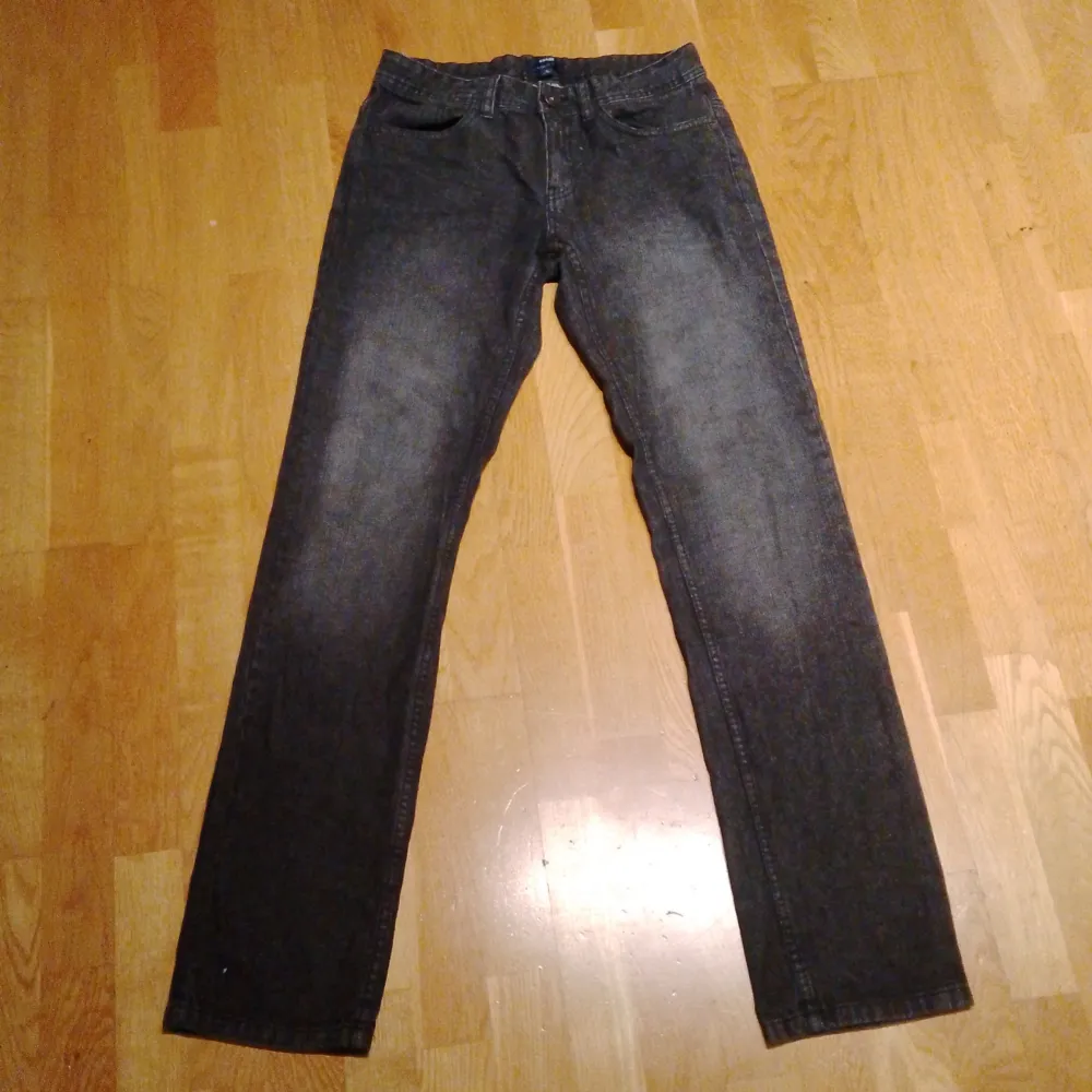 Säljer ett par svarta jeans från Kiabi i storlek S. De har en klassisk straight passform och är perfekta för vardagsbruk. Jeansen har en knapp och dragkedja framtill.. Jeans & Byxor.