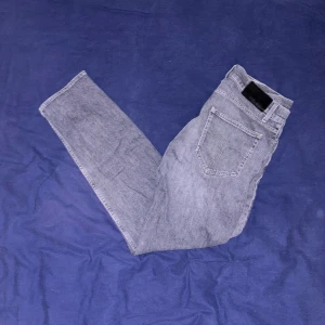 Tiger of sweden jeans - Tja, jag säljer mina supersnygga gråa Tiger of sweden jeans som är perfekta nu till hösten och vintern. Dom är i storlek W32 L32 och har ett litet hål som syns på bild men den smälter in perfekt i de gråa. Skriv till mig vid frågor! 💬 