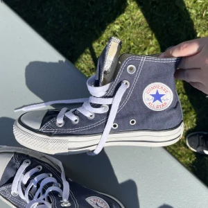 Coneverse skor  - Marinblåa converse all stars i storlek 36, nästan oanvända så bara lite smutsiga! 