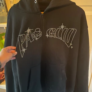 Svart limited edition hoodie  - Svart hoodie limited edition från Moa romanova