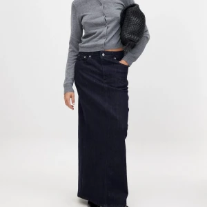 Jeanskjol - Mörkblå jeanskjol från NA-KD i storlek 34. Superfin och väldigt stretchiga, tyvärr för liten för mig. Ordinarie pris 500