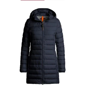 Parajumper jacka  - Nytt skick använd 3 gånger . Köpt på Miinto för 2 år sen . Säljer för att den är för liten 