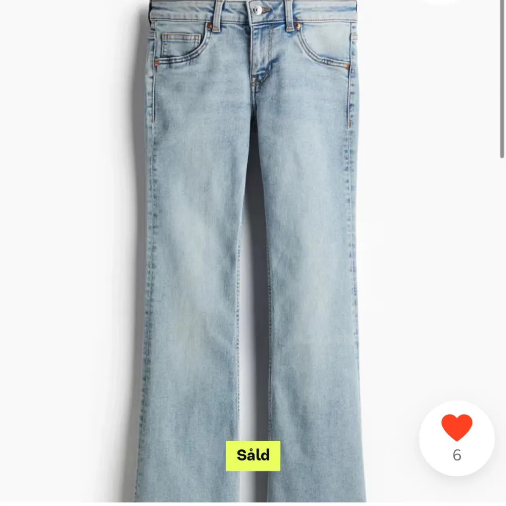 säljer mina helt nya lågmidjade  jeans från hm. Använda 2 gånger och köpta helt nya här på plick. . Jeans & Byxor.