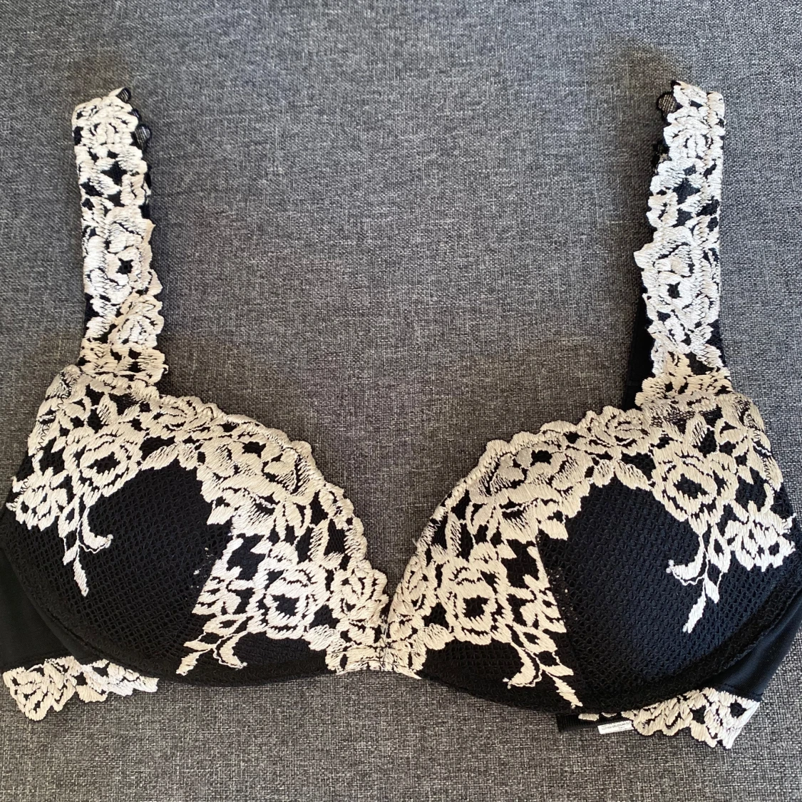 Ny intimissmi push-up BH med prislapp