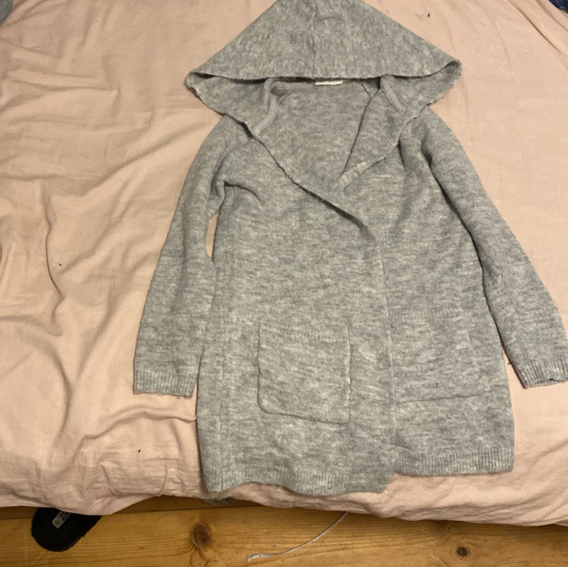  En grå lång kofta