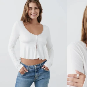 Lace detail top  - Slutsåld topp från Gina tricot. Spetskant, rosett och öppen vid magen. Använd vid ett tillfälle så i väldigt fint skick. Steamar självklart innan den skickas. 