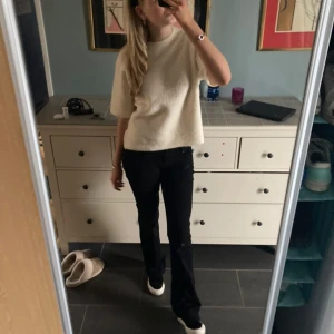 Stickad t-shirt  - Säljer denna stickade t-shirt från Gina tricot. ☺️Tröjan är andvänd 1 gång, det finns inga defekter på den. Jag säljer då den aldrig kommer till andvändning. 💕🙌🏼 Jag skulle säga att färgen är cream vit men på ginas hemsida står det vit💗 (ni ser bilder)