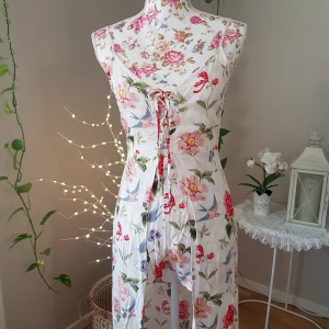 Onepiece m öppen långkjol/långklänning - Kombinerad romper/långklänning, med snörliv & dragkedja bak. Lätt, svalt tyg. Anv 1 gång. ~ STOR rensning & klänningsbonanza i min shop ~ Välj 5 för 100kr oavsett pris, skicka medd/lämna som prisförslag (gäller där det står) ~