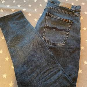 Nudie Jeans. Marinblå jeans. Storlek W30 L30. Tveka inte att höra av dig vid funderingar.🤩 pris kan diskuteras vid snabb affär.✅🤝