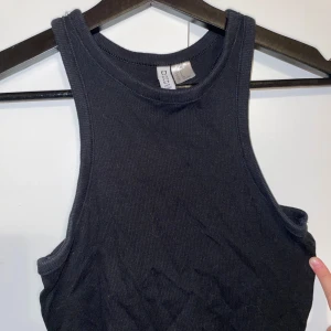 Linne från H&M - Svart ribbat linne från H&M i storlek S. 
