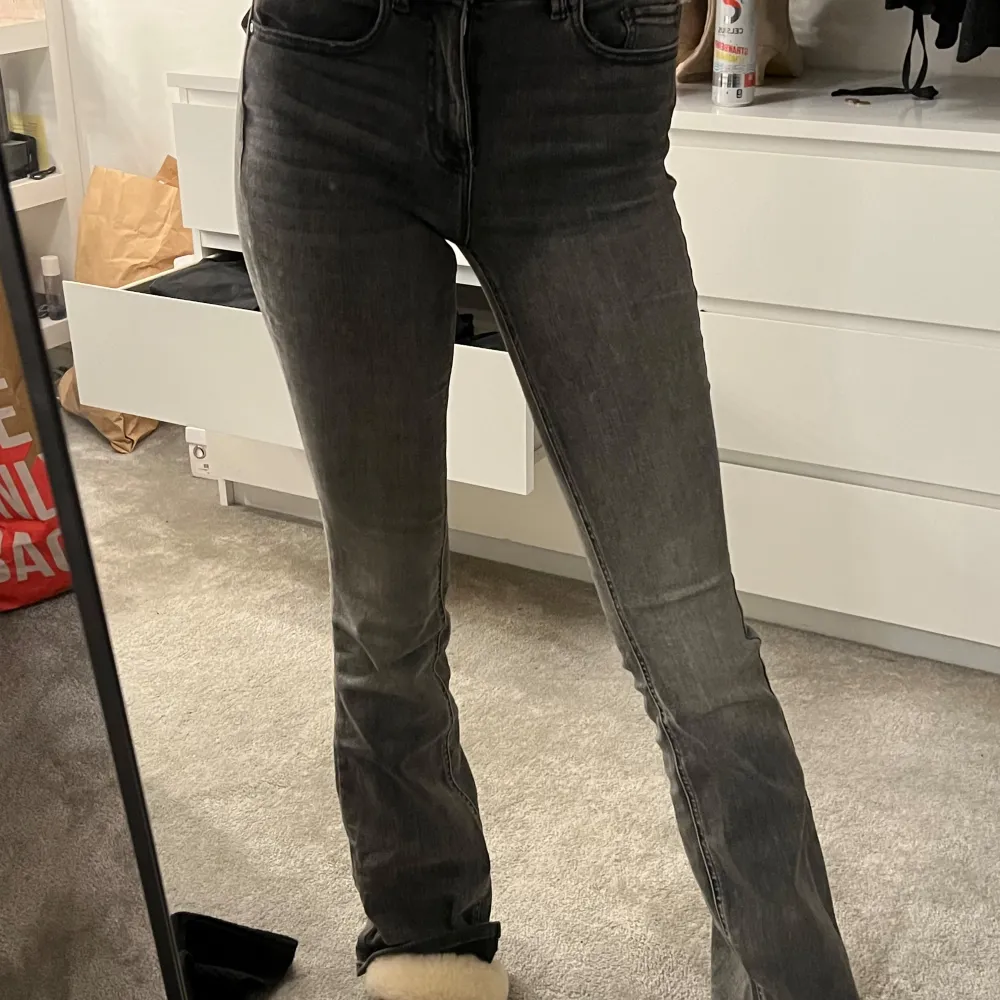 säljer mina mörkgråa jeans från vero moda, knappt använda så bra skick. storlek S/34. Jag är 170cm . Jeans & Byxor.