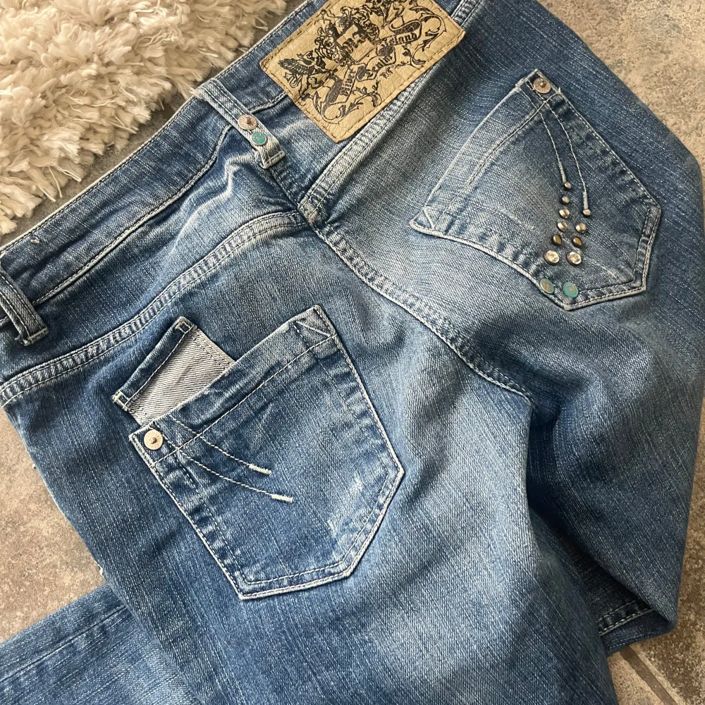 Jätte fina jeans med coola slitningar! De passar inte mig så vet inte riktigt hur de sitter på men skulle säga att de är lågmidjade! Måtten finns på de sista bilderna men kom privat för frågor!. Jeans & Byxor.