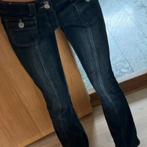 Favvojeans💋 - Då har det väl blivit dags att säga hejdå till några av min absoluta favvo jeans. Satt så fint på och fick mke komplimanger för dom.❤️❤️❤️ Super skick! ( Ja e 161 o d passar typ)