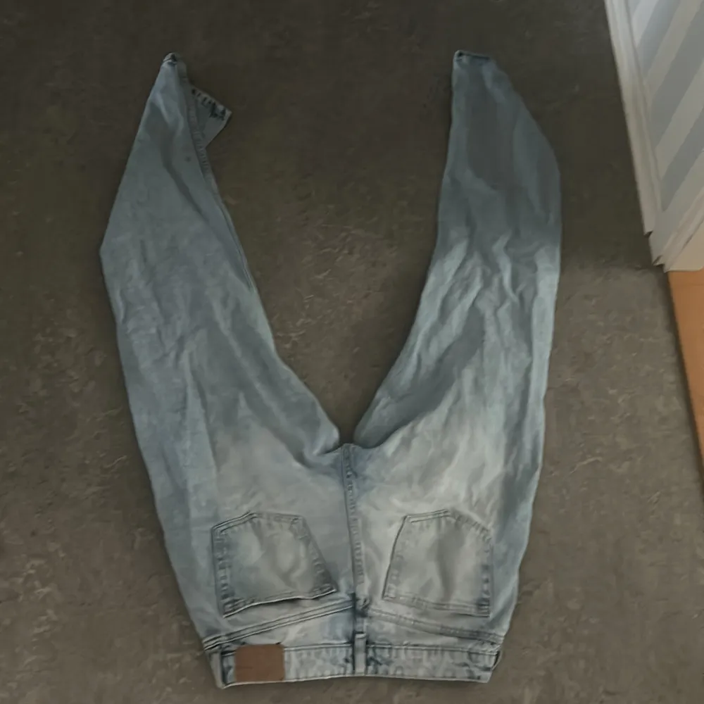 Ett par as snygga lågmidjade jeans från weekday i bra sick! Säljer pga att dem tyvärr inte passar längre.   I ljusblå färg skulle jag säga. . Jeans & Byxor.