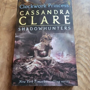 Clockwork Princess - Andra boken i Cassandra Clare's bokserie "the infernal devices". Mycket bra skick, som ny. Säljer för har en redan.