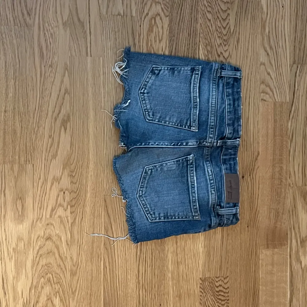 Ett par jätte fina jeans shorts från Gina tricot i storlek 140. Säljer pga att dem är för små.. Shorts.