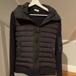 Moncler cardigan  - Säljer nu min moncler cardigan då den inte kommer till användning. Storlek s inget kvitto där av priset. Pris inte hugget i sten men inga skambud 