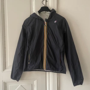 K•way jacka  - Säljer min gamal Kway jacka, köpt i Italien för 1700kr säljer för 700kr mycket bra kvalitet inga repor eller något på den. 