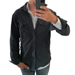 Marinblå overshirt  - Säljer denna snygga overshirten. 