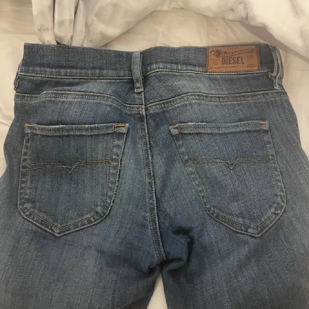 Lågmidjade bootcut jeans från diesel. Säljer då de börjar bli försmå. De passar mig längdmässigt för mig som är ca 167 cm men passar även kortare och något längre. Nypris är 1200 så säljer för 450 kr🥰🥰🥰. Jeans & Byxor.