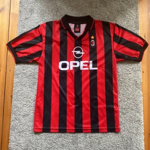 Retro Milan tröja - Säljer en riktigt fet ac Milan tröja som är köpt på JD i England Skick 8/10 Jag är 185cm och väger ca 68kg  Skriv vid minsta fråga eller fundering🔥