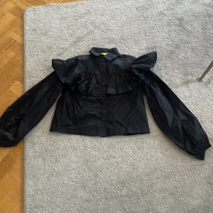 Super fin blus - En svart blus från Gina tricot i storlek som 146/152