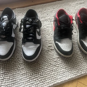 Nike sneakers - Två olika Nike sneakers säljes:  De vit-svarta i storlek 40, väldigt lite använda. Nypris 1,200kr, säljes för 450kr  Rödsvarta i storlek 38,5. Använda en del men i bra skick. Nypris 900kr, säljes för 250kr  