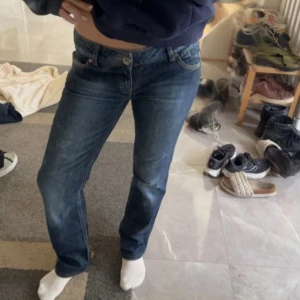 Låg midjade jeans  - Säljer ett par jätte snygga låg midjade jeans från five som är lite straight i modellen💕 storlek 28 i midjan och längd 34