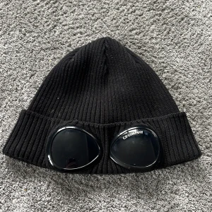 Äkta cp company mössa - Hej, säljer min cp mössa då jag inte gillar den längre. Självklart äkta köpte den på NK för 1299 kr (kvitto finns) använt få gånger