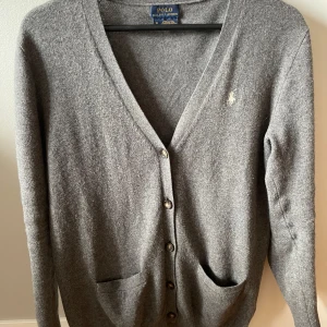 Ralph lauren kofta - Säljer denna Ralph lauren kofta i merinoull , skick 9/10 i storlek S nypris: 2700kr 