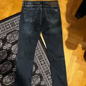 Straight Jeans, extremt bra kvalité, väldigt stretchiga och sköna. Längd och bredd är 34