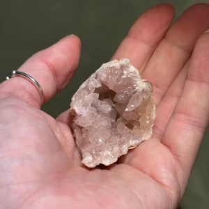 Ovanligt! Äkta rosa ametist geod - Ovanlig rosa ametist geod från Argentina. Nypris ca 275:- Tyvärr fuskas det mycket med rosa ametist.. Detta är den äkta varan från Choique-gruvan i Argentina.  Alla mina kristaller är köpta av väletablerade svenska säljare (inget kina skit!)