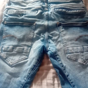 G star jeans  - Säljer killens gstar jeans pga för små för han !jätte fint skick strl 32/34 slim model 