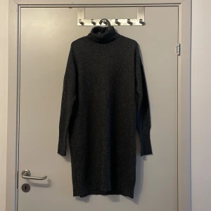 Stickad klänning - Knappt använd 