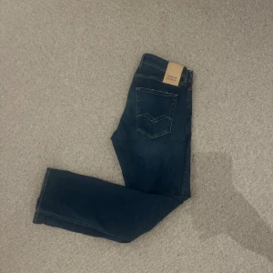 Replay grover jeans - Sparsamt använda, liten slitning på bild 3.
