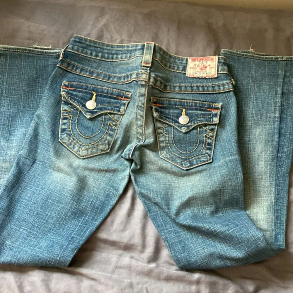 Jag säljer dessa as snygga true religion jeans.jeansen är bootcut när dom är på .  Har aldrig använt dessa köpte dom på Plick. Säljer för dom va alldeles för små. . Jeans & Byxor.