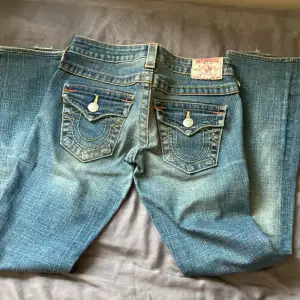 Jag säljer dessa as snygga true religion jeans.jeansen är bootcut när dom är på .  Har aldrig använt dessa köpte dom på Plick. Säljer för dom va alldeles för små. 