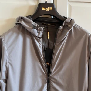 Moorer jacka  - Säljer väldigt snygg höst jacka i nyskick. Ny pris är 12,000kr (kvitto finns) denna är reversible så man får två i ett. ni som har koll på Moorer jackor vet att den är i toppkvalitet.