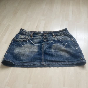 Supercool jeanskjol!💙 - Supercool jeanskjol! Köpte den för 349 här på plick men passade tyvärr inte så nu säljer jag den igen😅 Storlek 27