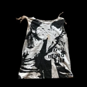 Linne med tryck  - Jätte fint linne köpt på secondhand med en fläck som tyvärr inte går bort🫶🏻 kontakta gärna innan köp:)