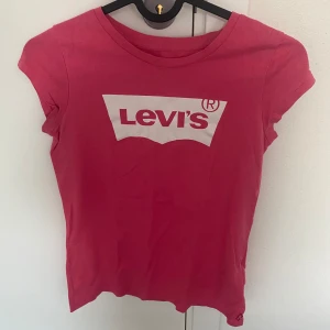 Levis t-shirt - Rosa/röd Levis T-shirt i gott skick  I stl 158 