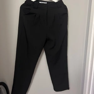 Svarta kostymbyxor  - Svarta kostymbyxor från NAKD. Väldigt bra skick.