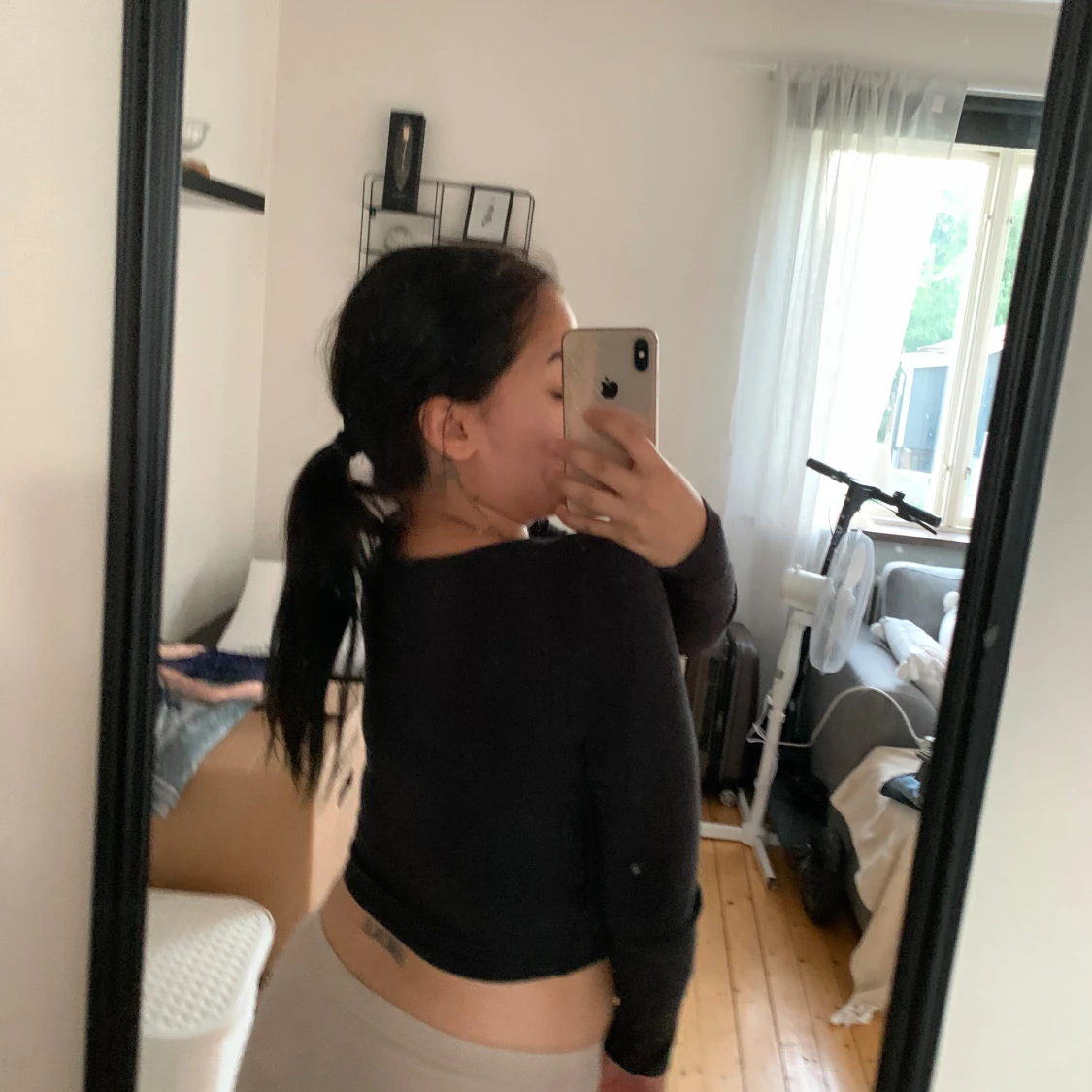 Svart ribbad croppad topp - 90