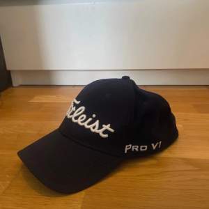 Säljer en snygg mörkblå keps från Titleist, använd max 5 gånger. Perfekt för golf eller andra utomhusaktiviteter. storleken är L/xl=57,5cm till 59,5 cm enligt hemsida som säljer likadan. skriv vid funderingar!