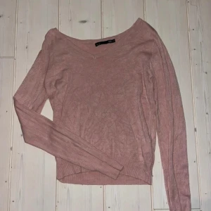 Tröja - Använd fåtal gånger, inga skador, passar upp till storlek M