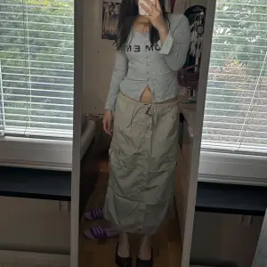 Ny skick. Lowwaist cargo långtjol med fickor 